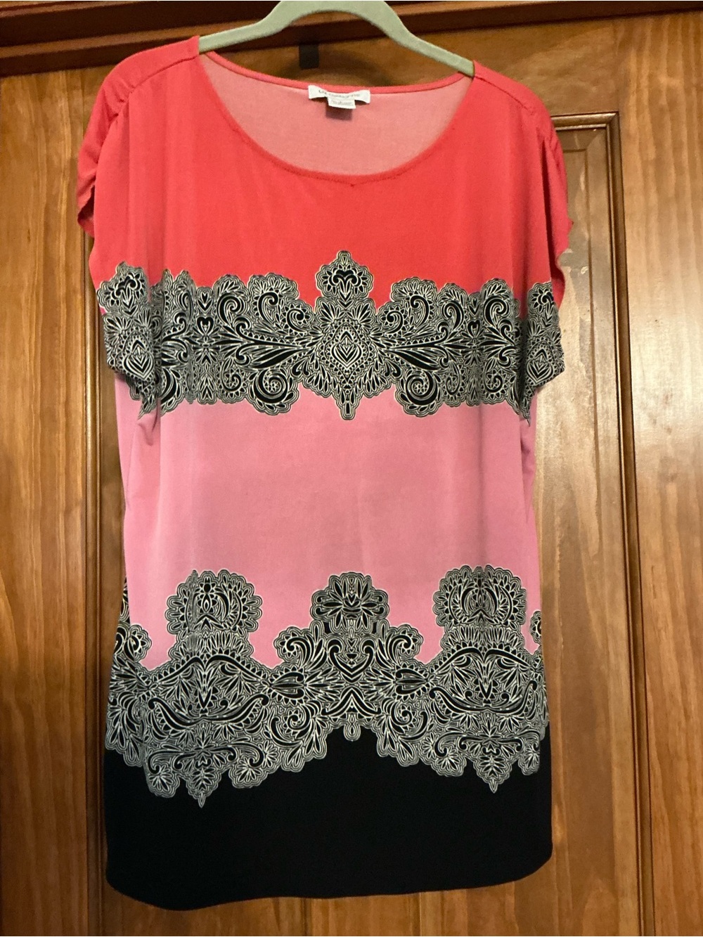 Liz Claiborne Coral to Pink Ombre Short Sleeve Tunic with Black Lace Print